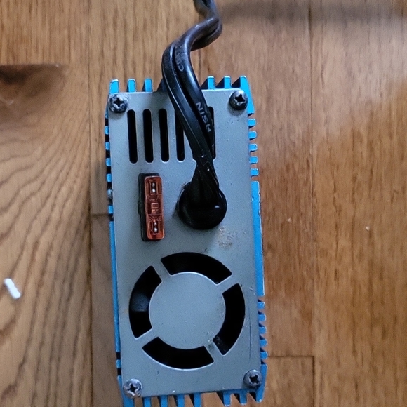 Tripp Lite PowerVerter Ultra-Compact Car Inverter 375W - Picture 4 of 4